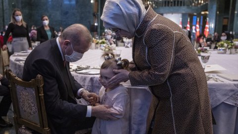 Cumhurbaşkanı Erdoğan ve eşi Emine Erdoğan, sağlık çalışanı ve sosyal hizmet uzmanı kadınlarla bir araya geldi