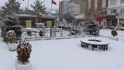 Sivas'ta kar yağışı; kent merkezi beyaza büründü