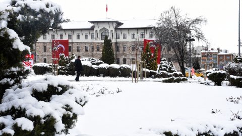Sivas'ta kar yağışı; kent merkezi beyaza büründü