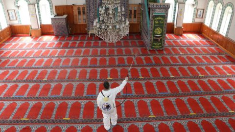 Kartal’ın Camilerinde Ramazan Temizliği