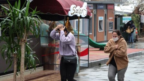 İstanbul'da yağmur; İstiklal Caddesi'nde şemsiyelerle korunmaya çalıştılar