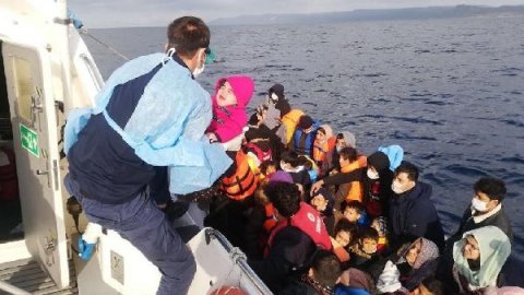 Ayvacık açıklarında 2 lastik bottaki 110 kaçak göçmen kurtarıldı 