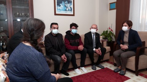 Kılıçdaroğlu, Kovid-19'dan hayatını kaybeden İstanbul il başkan yardımcısının ailesine taziye ziyaretinde bulundu