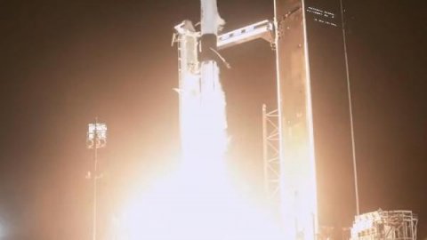 Dünya nefesini tuttu: SpaceX 4 astronotu uzay istasyonuna gönderdi