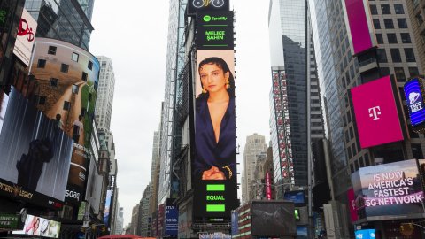 Melike Şahin, New York Times Meydanı’nda
