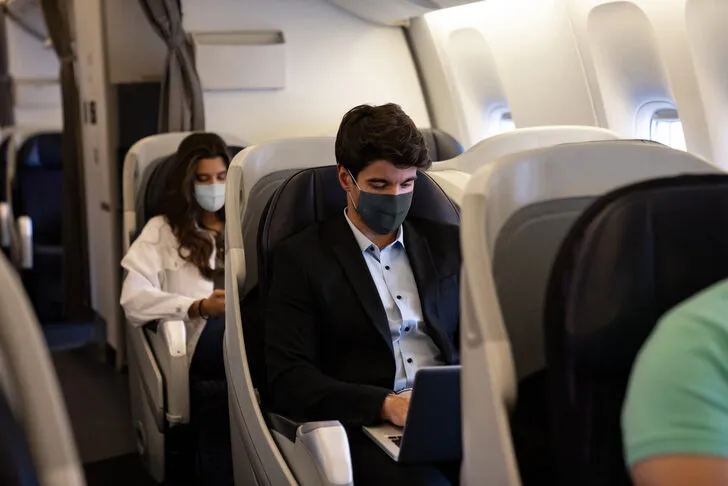 Maske takmayı reddeden uçak yolcuları gözaltına alındı
