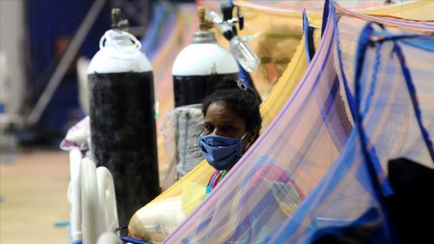 Hindistan'da günlük can kaybı sayısı salgının başından bu yana en yüksek düzeye ulaştı