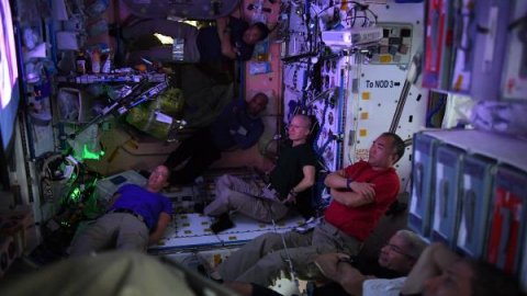 Astronotlar uzayda projektörü kurup film izledi