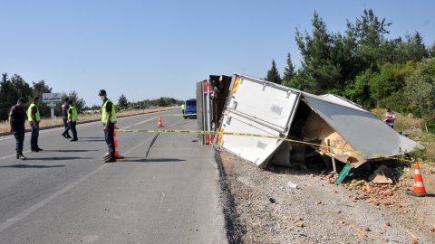 Meyve yüklü kamyon devrildi, şoför öldü