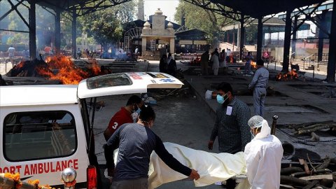 Hindistan'da Kovid-19 salgınında en yüksek günlük ölüm kaydedildi