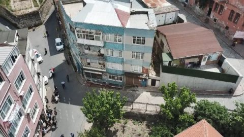 İstanbul Fatih'te kolonlarında çatlaklar oluşan 4 katlı bina boşaltıldı