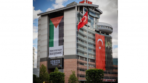 CHP Genel Merkez binasına Filistin bayrağı