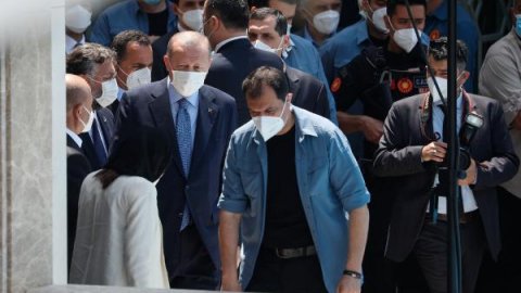  Erdoğan Taksim Camii'ne geldi, namaz kılmak isteyenler meydanı doldurdu