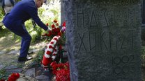 Nazım Hikmet ölümünün 58. yılında Moskova'daki mezarı başında anıldı