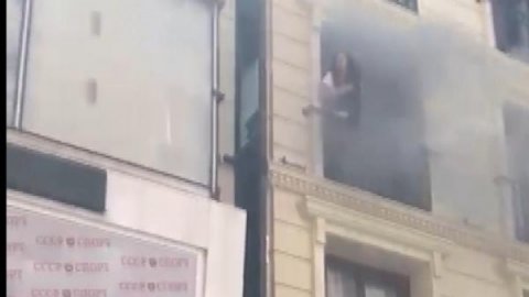 İstanbul'da otelde yangın! Can pazarı böyle görüntülendi 