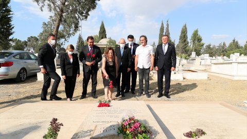 CHP Genel Başkanı Kılıçdaroğlu, Kutlu Adalı'nın KKTC'deki kabrini ziyaret etti