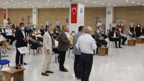Atatürk'e lanet okuyan imam kınandı, AKP ve MHP'liler salonu terk etti