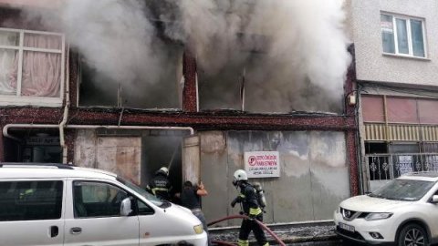 İkinci el eşya deposunda yangın; 5 katlı bina tahliye edildi