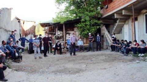 Öğrenciler ders zamanı köy muhtarının evini ablukaya alıyor