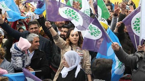 Kamuoyu araştırmacısı Özer Sencar yanıtladı! Kapatma davası oy eğilimini nasıl etkiler? 'Kürt seçmen AKP'den kopabilir"