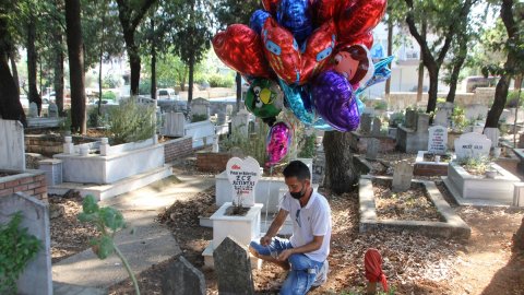 Baloncunun çocuk mezarlarına balon bağlaması sosyal medyada ilgili gördü
