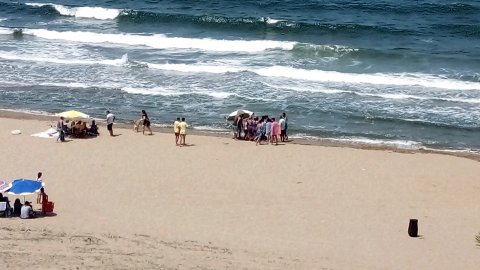Cankurtaran olmayan plajda denize giren 2 kişi boğuldu