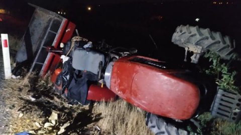 Otomobil traktöre çarptı: 3’ü çocuk 9 yaralı