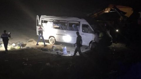 Tarım işçilerinin minibüsü şarampole yuvarlandı: 1 ölü, 14 yaralı