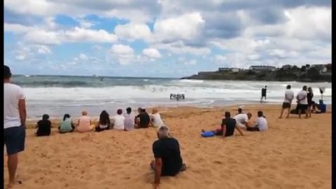 22 yaşındaki genç dalgalara kapılarak kayboldu, denize giriş yasaklandı