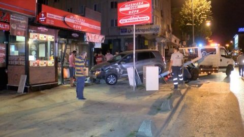 İstanbul'da otomobil büfeye girdi