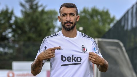 Beşiktaş'ın yeni transferi Mehmet Topal: '20 yaşındaki gibi heyecanlıyım'