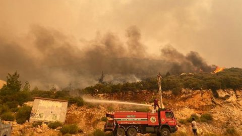 Mersin Aydıncık'taki orman yangını ikinci gününde: 5 köy boşaltıldı