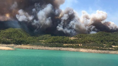 CHP'den yangın tepkisi: Kıbrıs'a 8 uçak, Manavgat'a 2 uçak