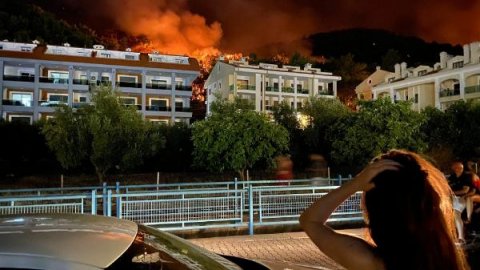 Marmaris'teki orman yangınında 2'nci gün! Vatandaşlar, geceyi sokakta geçirdi