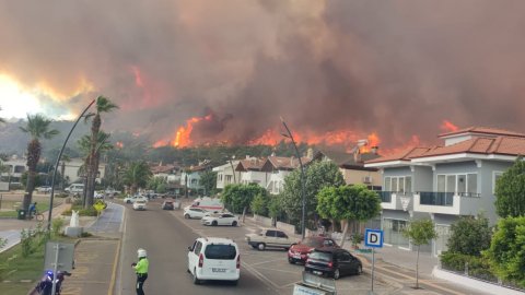 Muğla Büyükşehir, Marmaris'teki yangınla ilgili son bilgileri paylaştı