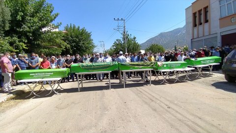 Adana'da trafik kazasında hayatını kaybeden aynı aileden 5 kişinin cenazeleri defnedildi