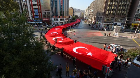 İzmir'de kutlamalar bayrak yürüyüşüyle başladı