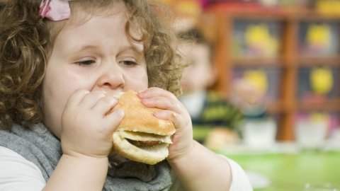 Okul kantini uyarısı:  1.8 milyon çocuk obez