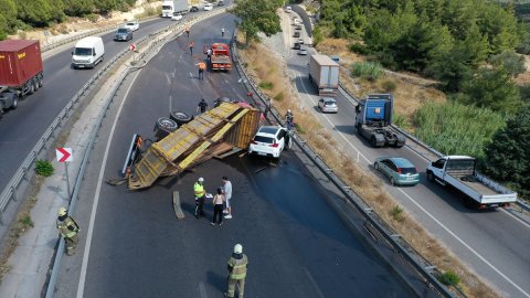 İzmir'de devrilerek sürüklenen kamyon, motosiklet ve otomobile çarptı: 2 yaralı