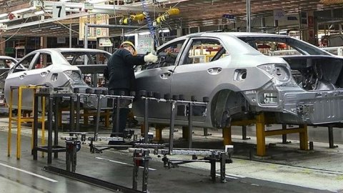 Otomobil devinden 27 üretim bandını durdurma kararı