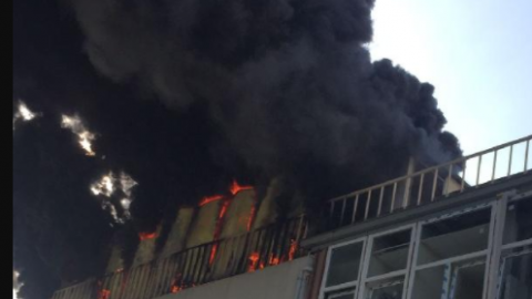 Başakşehir'de işyerinin çatısında yangın 