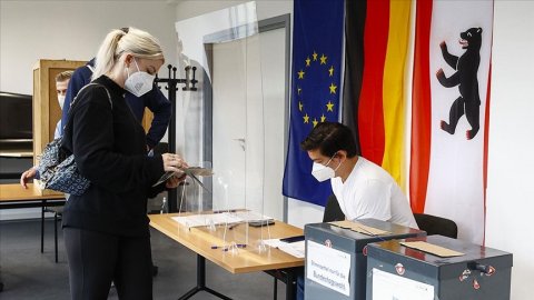 Almanya'da seçimler: Sosyal Demokrat Parti önde