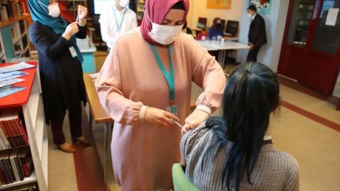 Çankırı'da, lisede 35 öğrenciye Covid-19 aşısı