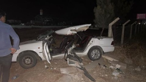 Şanlıurfa'da iş makinesiyle çarpışan otomobilin tavanı koptu: 2 ölü, 6 yaralı