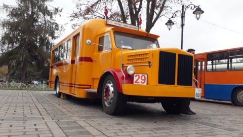 Sultanahmet'te kamyondan dönüştürülen nostaljik otobüse ilgi