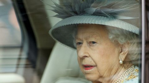 Doktorlardan 95 yaşındaki Kraliçe Elizabeth’e ‘alkolü bırak’ uyarısı