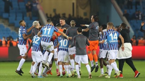 Trabzonspor, Fenerbahçe'yi devirdi, liderliğe yükseldi