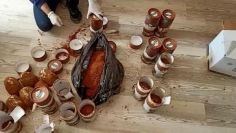 Kahve kutularına gizlenen 7,5 kilo esrarı 'Asil' buldu