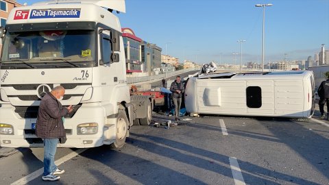 Beylikdüzü'nde TIR'a çarpan servis minibüsündeki 8 kişi yaralandı