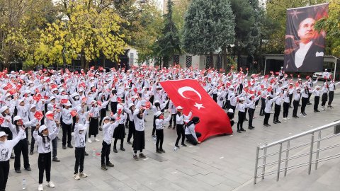Diyarbakır'da 300 kişilik koro 'Atatürk’ün çocuklarıyız' şarkısını seslendirdi